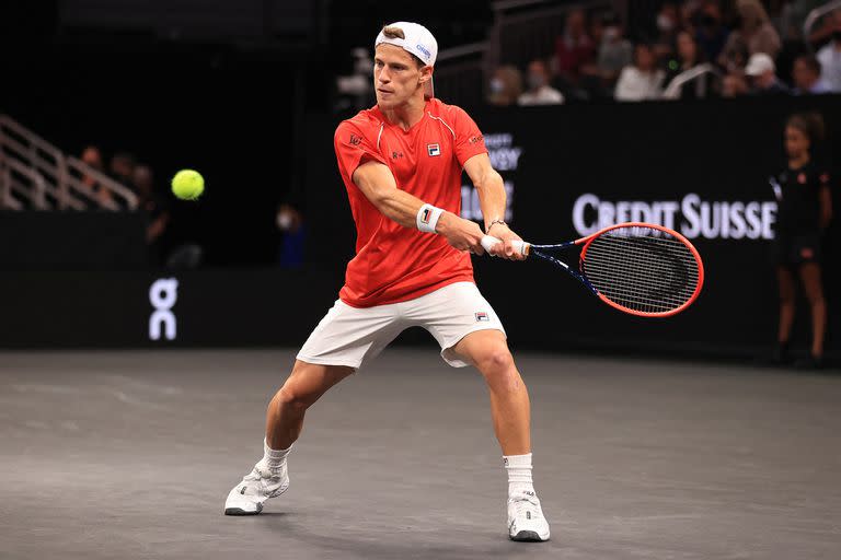 BOSTON, MASSACHUSETTS - SEPTEMBER 24: Diego Schwartzman of Team World plays a shot against Andrey Rublev of Team Europe during the third match during Day 1 of the 2021 Laver Cup at TD Garden on September 24, 2021 in Boston, Massachusetts.   Carmen Mandato/Getty Images for Laver Cup/AFP (Photo by Carmen Mandato / GETTY IMAGES NORTH AMERICA / Getty Images via AFP)