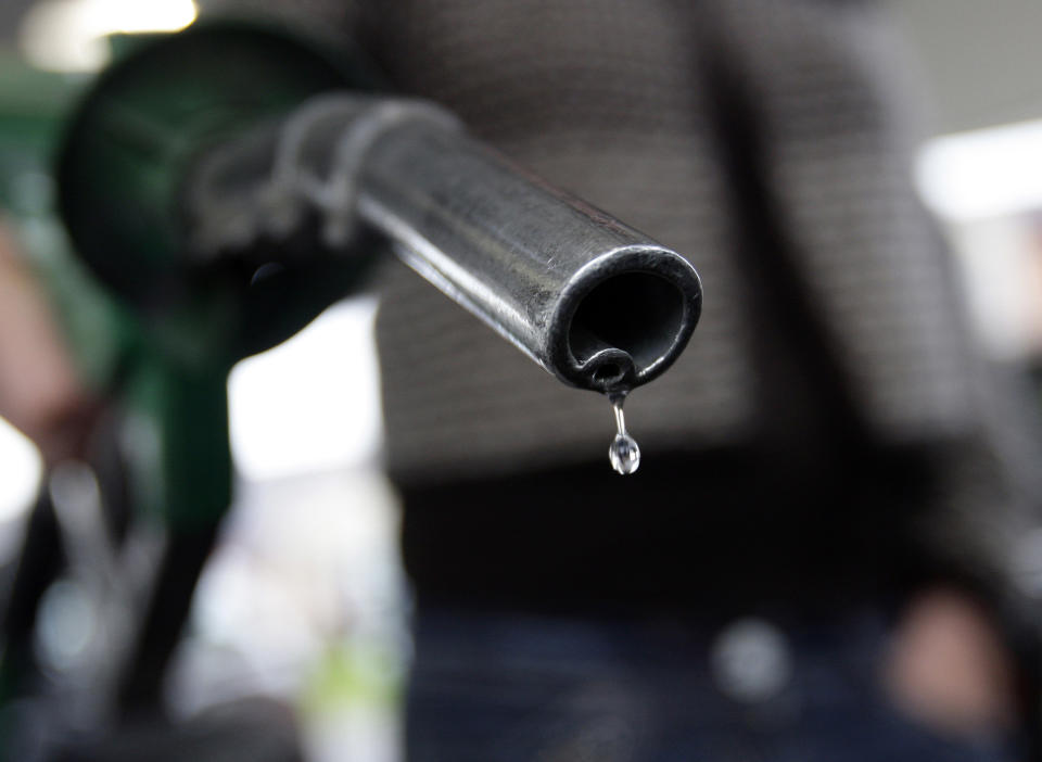 RAC A customer fuels her car with unleaded petrol at a Morrisons supermarket in Coalville, central England, October 15, 2008. Supermarket chain Morrisons have cut the price of petrol on their forecourts to below £1 ($1.744) for the first time since December last year.   REUTERS/Darren Staples   (BRITAIN)