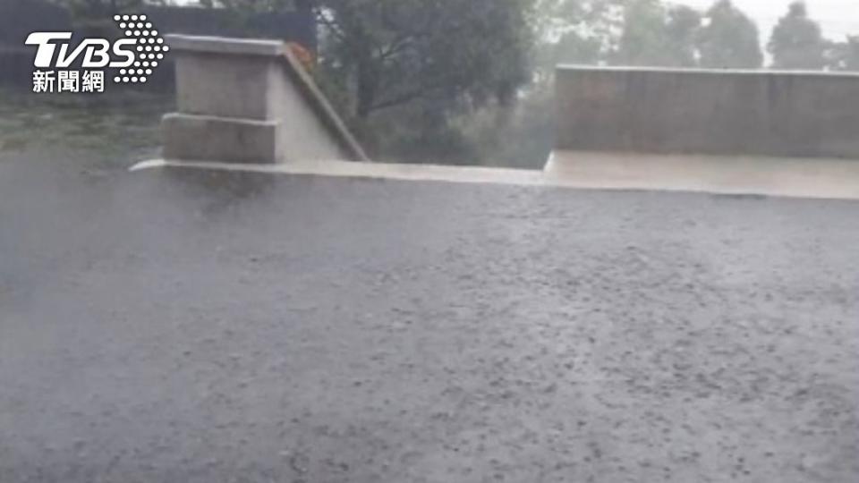 氣象局觀測到週日華南雲雨區靠近，中南部山區會有降雨機率。（圖／TVBS）