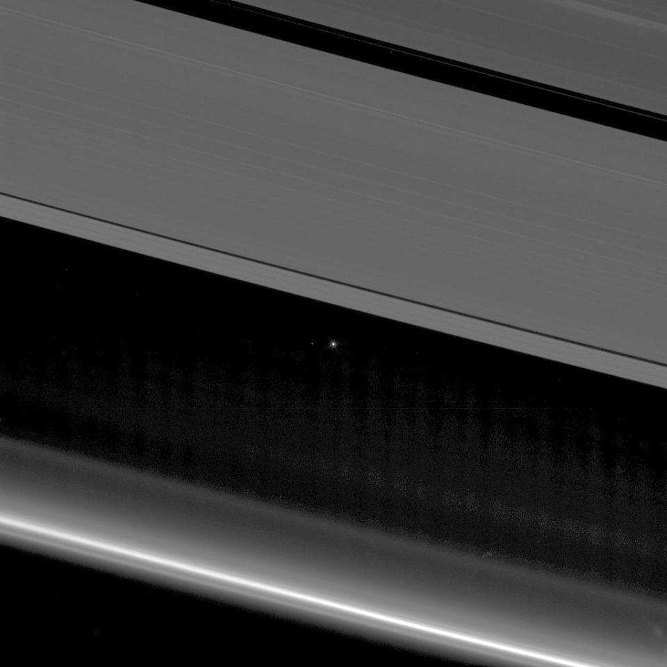 Cosmic Speck: See Earth Through Saturn's Rings in Amazing Cassini Photo