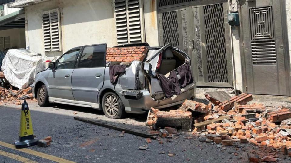 花蓮一名車主將愛車停在路邊，意外遭到掉落磚牆砸毀。(圖片來源 / 截取自Threads@abbbyting)