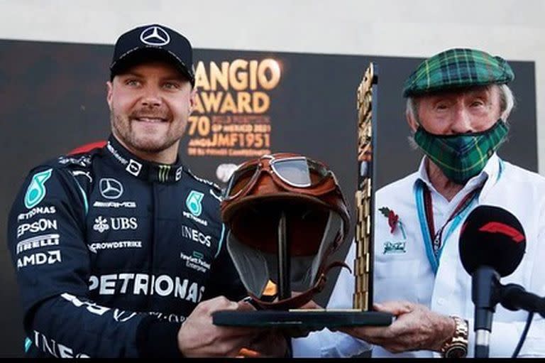 El escocés le regaló al piloto de Mercedes Valtteri Bottas una réplica del casco y las gafas de Fangio de los años 50 tras lograr la pole position