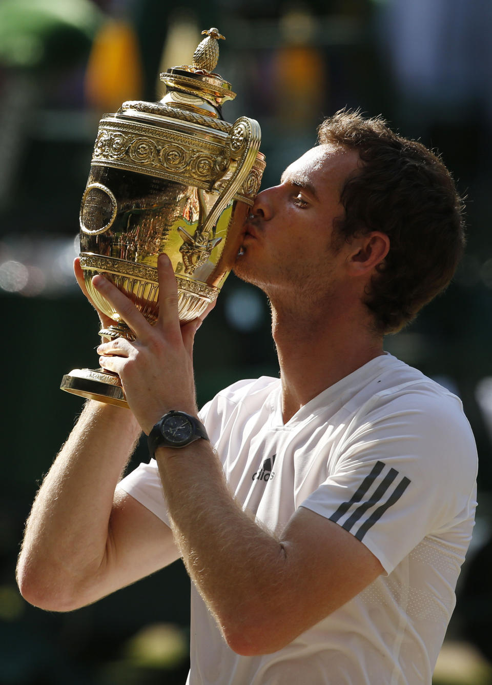 Great Britain's Andy Murray celebrates with the trophy after defeating Serbia's Novak Djokovic in the Men's Final during day thirteen of the Wimbledon Championships at The All England Lawn Tennis and Croquet Club, Wimbledon.