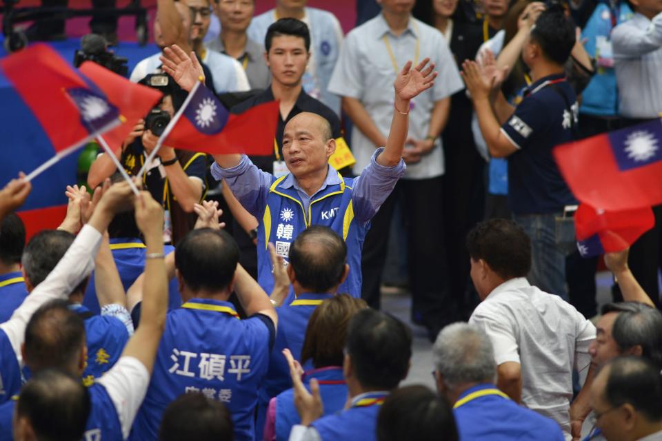 Kuomintang (KMT) party's presidential candidate Han Kuo-yu (C) gestures to a crowd waving Taiwanese flags at the start of the KMT national congress in Taipei on July 28, 2019. - Taiwan's upcoming elections will be a "heart-pounding, soul-stirring battle" for the island's future, Beijing-friendly candidate Han Kuo-yu said July 28 in his first speech since becoming the opposition party's presidential candidate. (Photo by Chris STOWERS / AFP)        (Photo credit should read CHRIS STOWERS/AFP/Getty Images)