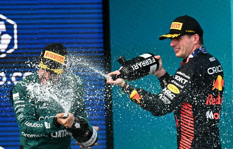 Fernando Alonso y Max Verstappen celebran en el podio del Gran Premio de Miami 2023; el próximo año, los campeones del mundo podrían compartir escudería, según los medios alemanes