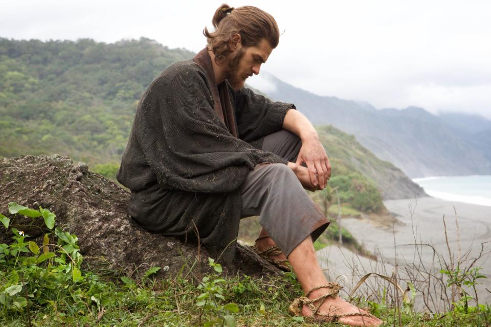 <p>‘Silence’ ist in Deutschland zwar noch nicht angelaufen. Aber im März, wenn es dann soweit ist, sollte man sich diesen Film ansehen. Es geht um das Christentum im Jahr 1638 in Japan. Ihren Glauben können die Menschen dort nämlich nicht ausleben. Andrew Garfield spielt einen Priester, der nach Asien reist, um dort Missionsarbeit zu leisten. (Foto: ddp) </p>