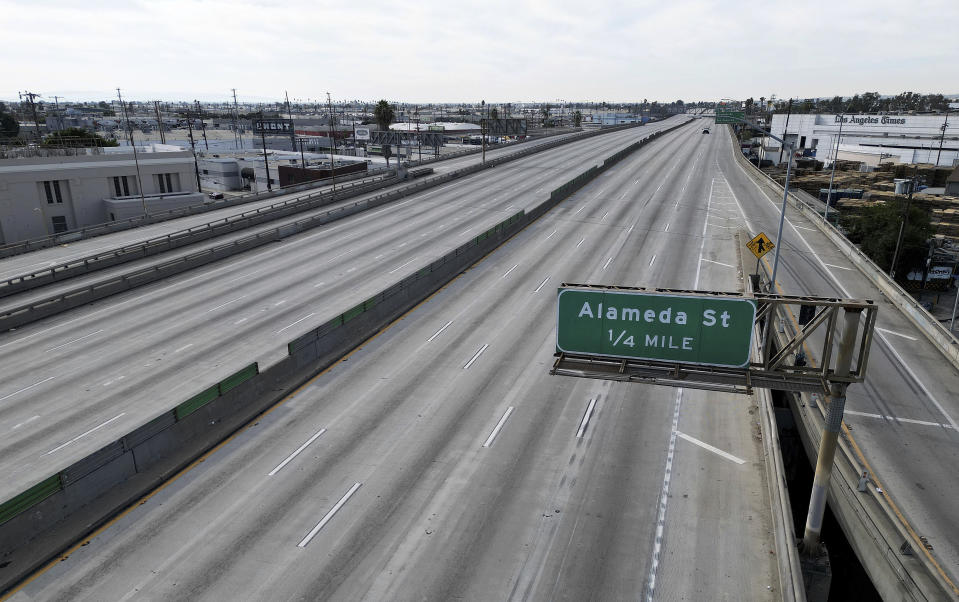 Un tramo vacío de la autopista interestatal 10 el lunes 13 de noviembre de 2023, en Los Ángeles, luego de que ocurrió un incendio debajo de ella. (Dean Musgrove/The Orange County Register vía AP)