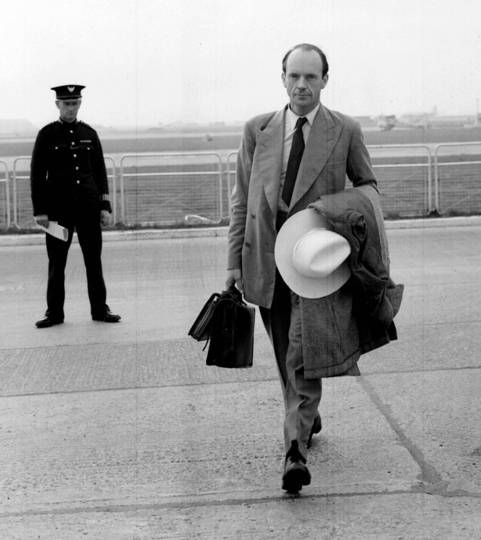 MARTIN CHARTERIS 1951: Carrying a ten gallon hat as a souvenir of his visit, Major the Hon. Martin Charteris, Princess Elizabeth's Private Secretary, arrives at London Airport from Montreal, Canada, via New York.   (Photo by PA Images via Getty Images)