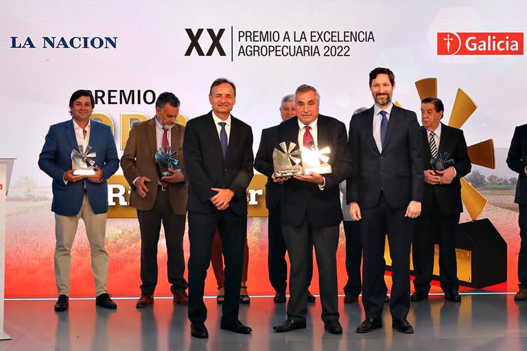 Fabián Kon, CEO de Banco Galicia, Ricardo Yapur, CEO de Rizobacter, y Francisco Seghezzo, CEO de LA NACION en la entrega del Oro