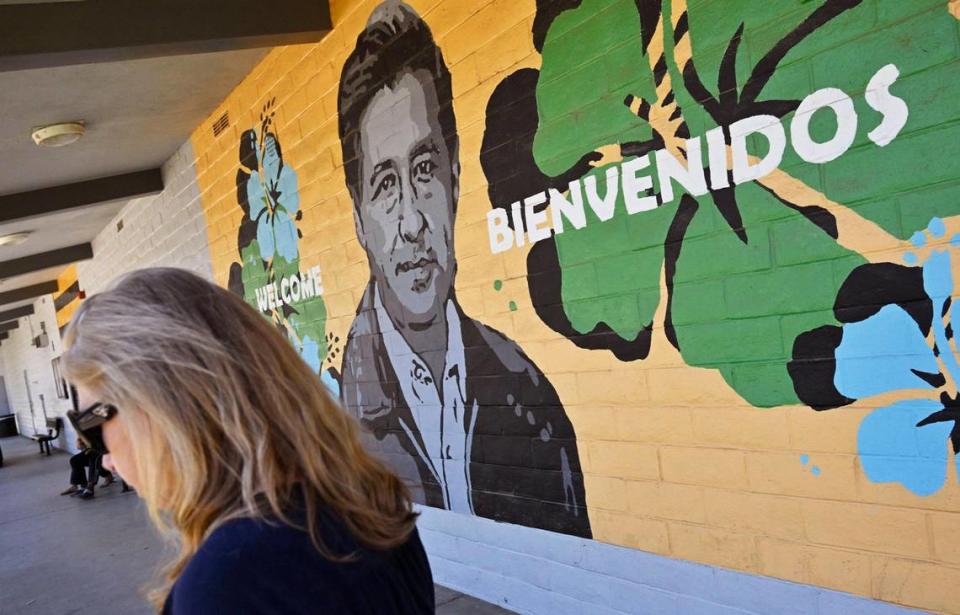 César Chávez aparece en uno de los murales de Edison High School. Fotografía  del miércoles 12 de julio de 2023 en Fresno.