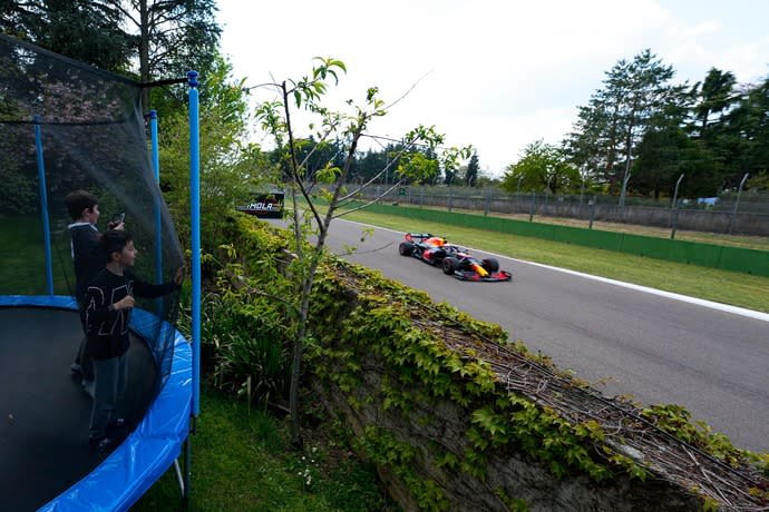 紅牛車手維斯塔朋守住羅馬涅站的冠軍，而車王漢米爾頓可惜居次，但仍在積分榜上領先。(photo from F1臉書粉專)