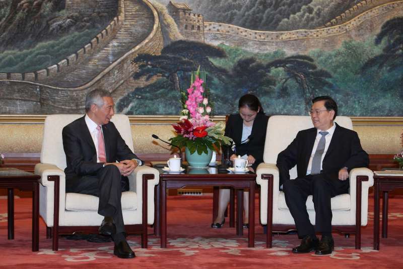 2017年9月，中共十九大前夕，新加坡總理李顯龍訪問北京，會晤中共政治局常委張德江（李顯龍臉書）