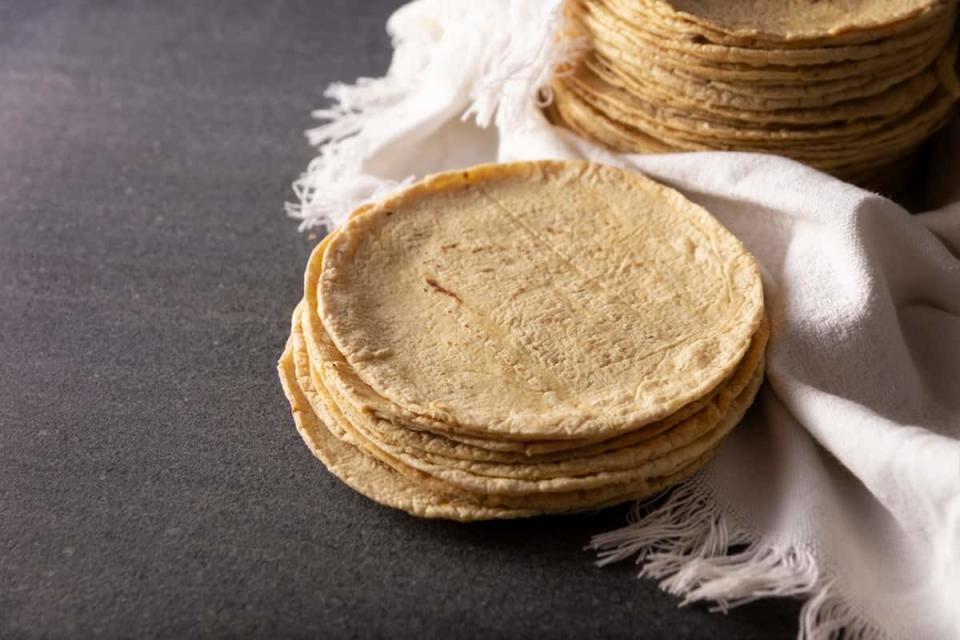 La tortilla se cuece sobre una superficie plana caliente, generalmente una plancha calentada por la llama producida por gas, leña o carbón.