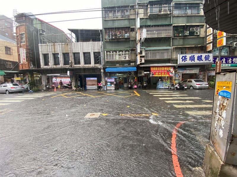 新北市下午下起大雨。（圖／網友授權提供）