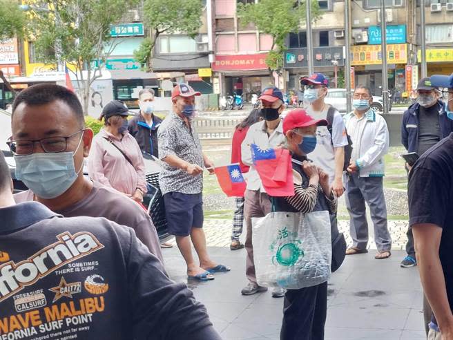 韓國瑜到新北市議會為國民黨5位新北議員站台，韓粉一路相隨，並索取簽名。（陳慰慈攝）