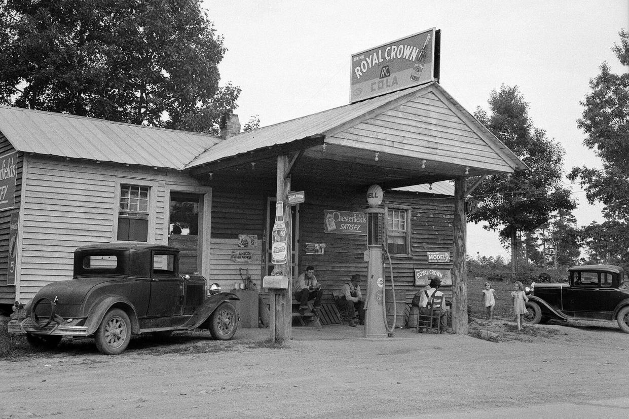 1942 gas station