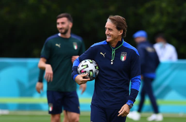 Roberto Mancini, DT de Italia, en el último entrenamiento antes de la final de la Eurocopa de este domingo ante Inglaterra
