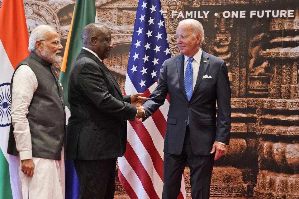 South African President Cyril Ramaphosa, centre, shakes hand with U.S. President Joe Biden, as Indian Prime Minister Narendra Modi watches after a group photo with World Bank President Ajay Banga and Brazilian President Luiz Inacio Lula da Silva during G20 Summit, in New Delhi, India, Saturday, Sept. 9, 2023. (AP Photo/Evan Vucci,Pool)