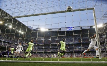 Foto del miércoles del arquero de Manchester City Joe Hart vencido tras el autogol de Fernando en la derrota ante el Madrid por las semifinales de la Liga de Campeones. Mayo 4, 2016. El Real Madrid clasificó el miércoles a la final de la Liga de Campeones al superar 1-0 al Manchester City y definirá el torneo con el Atlético de Madrid, rival ante el que conquistó su décima corona continental en 2014. Reuters / Paul Hanna