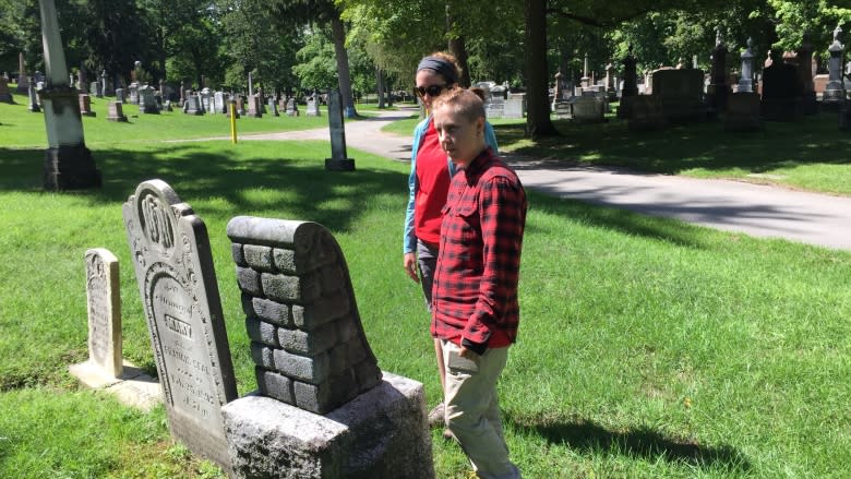 Western University students refurbishing tombstones