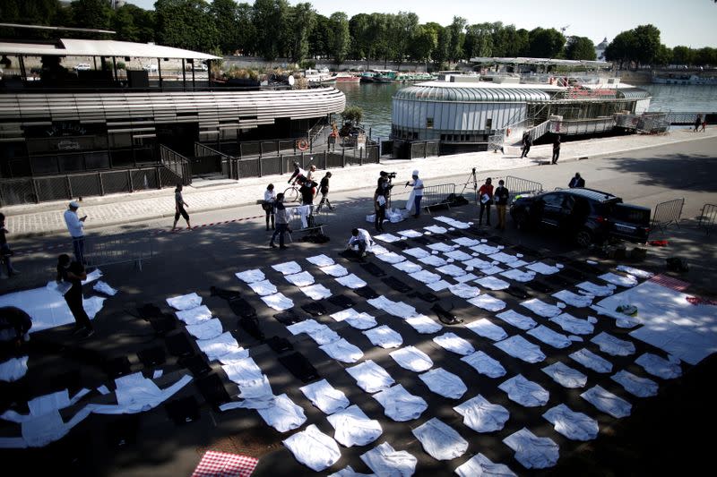 Paris restaurants and bars owners stage a protest to urge for reopening