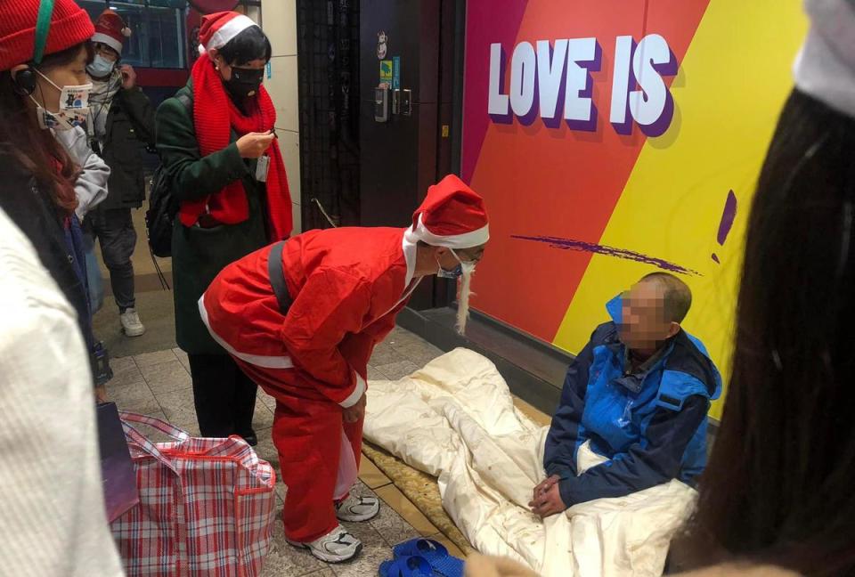 去年耶誕節，張獻忠扮成耶誕老人到街頭發放物資。（圖片來源：芒草心臉書專頁）