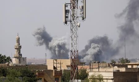 Smoke billows after an air strike by Iraqi forces towards Islamic State militants in the Old City of Mosul, Iraq June 25, 2017. REUTERS/Erik De Castro