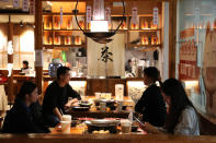 Varios clientes cenan en un restaurante de Lanzhou, en la provincia de Gansu. (Foto: Du Zheyu / Xinhua / Getty Images).