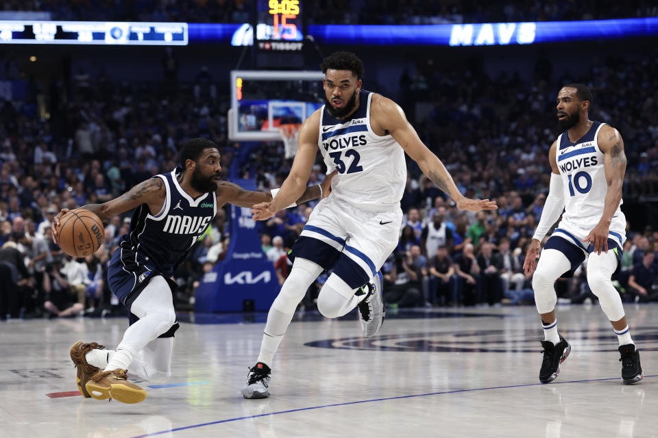 Luka Doncic與Kyrie Irving各有33分進帳，最終獨行俠成功在自家主場收下勝利。（NBA Photo by Matthew Stockman/Getty Images）