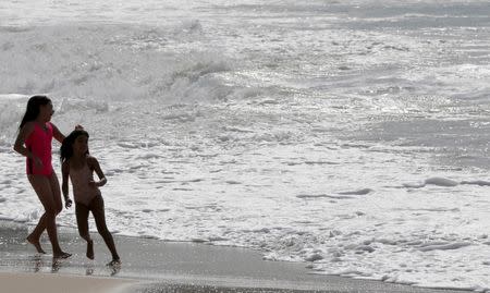 Children are pictured on Copacabana beach in Rio de Janeiro, Brazil, June 9, 2016. REUTERS/Sergio Moraes