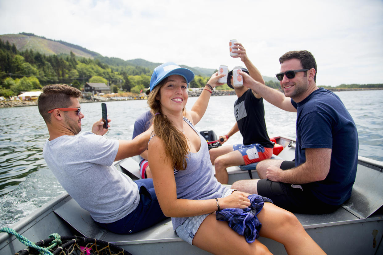 Una hielera tan práctica como esta te permite disfrutar de tus bebidas preferidas en cualquier lugar. Foto: Getty Images. 