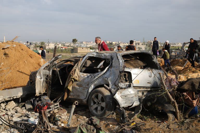 Personas revisan los daños después de un ataque aéreo israelí en la ciudad de Rafah, en el sur de la Franja de Gaza, el 18 de febrero de 2024. 