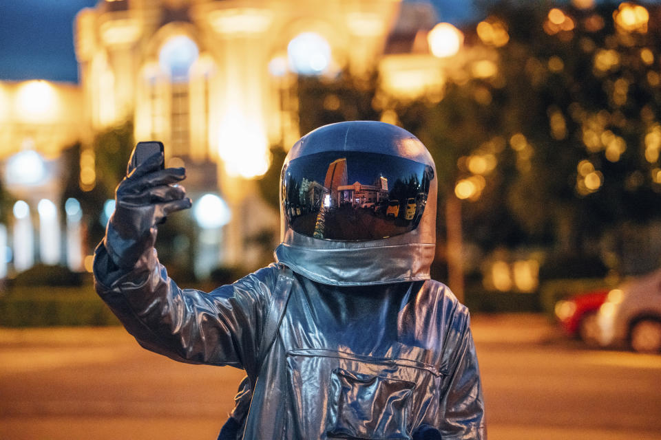 Astronauta sostiene un celular. 