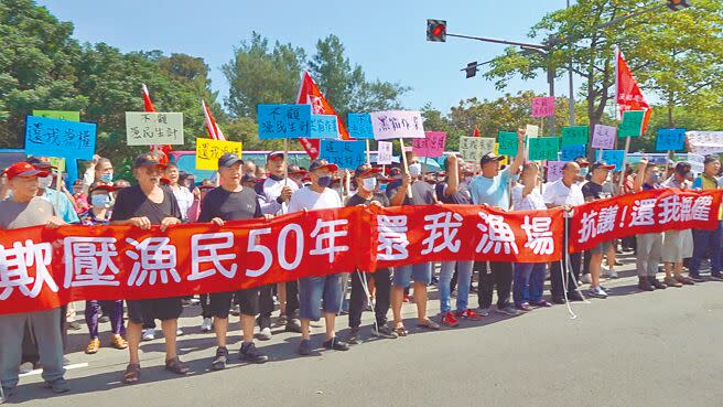 台中港400名漁民14日前往台中港務分公司抗議漁場限縮，拉布條要求「還我漁場」！（陳淑娥攝）