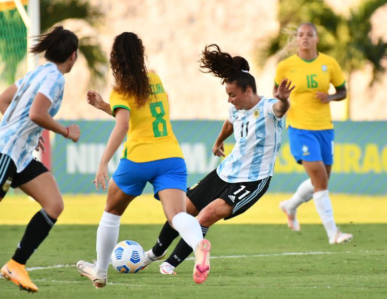 Florencia Bonsegundo elude a una rival