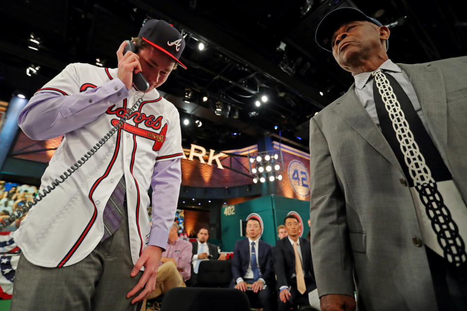 SECAUCUS, NJ - JUNE :  Carter Stewart who selected eighth overall in the 2018 MLB Draft by the Atlanta Braves talks to the Braves front office during the 2018 Major League Baseball Draft at Studio 42 at the MLB Network on Monday, June 4, 2018 in Secaucus, New Jersey. (Photo by Alex Trautwig/MLB Photos via Getty Images) 