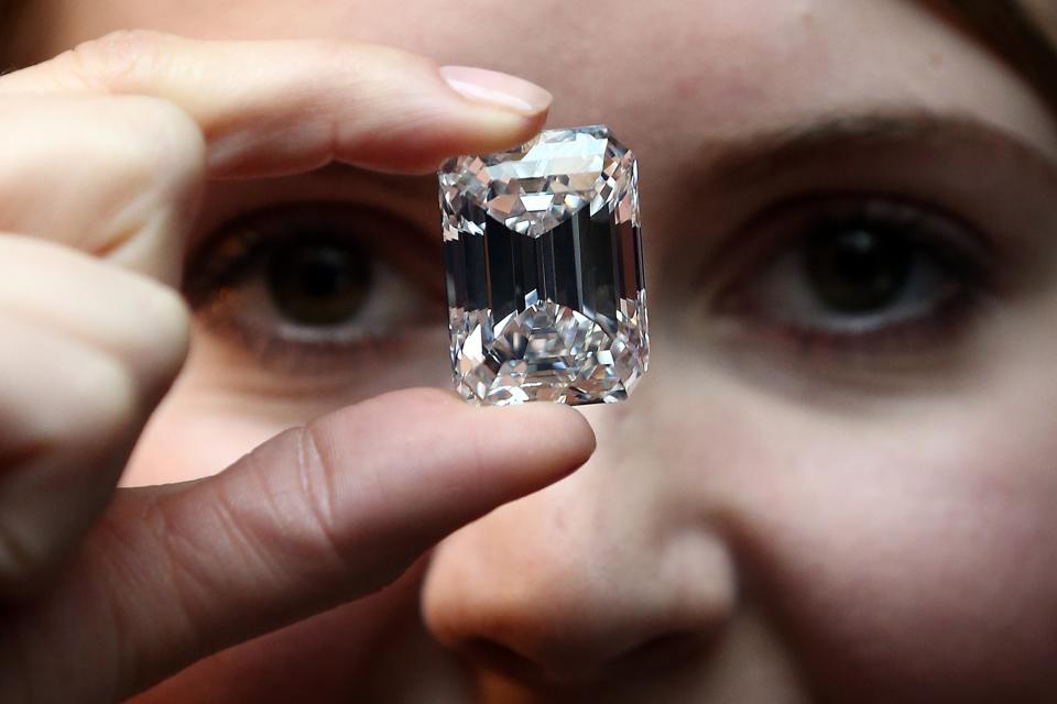 <p>Una empleada muestra el diamante perfecto de 100 quilates en la casa de subastas Sotheby’s, en Londres. La piedra formó parte de la subasta “Sotheby’s Magnificent Jewels” que se realizó en Nueva York y se vendió por valor de 11.5 millones de dólares en 2015. Se trata del diamante perfecto de corte esmeralda más grande que se ha vendido en una subasta. (Foto de Carl Court/Getty Images) </p>