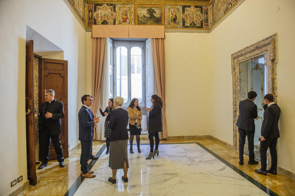 El reverendo Andrew Small, a la izquierda, con miembros e invitados de la Comisión Pontificia para la Protección de Menores, visitan el Palazzo Maffei Marsecotti en Roma, Italia, donde también se ubican las nuevas oficinas de la comisión, el 28 de marzo de 2023. (Stephanie Gengotti/The New York Times)
