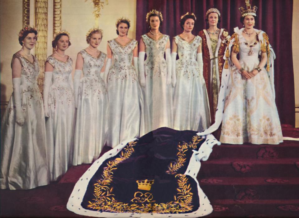 Norman Hartnell llegó a diseñar hasta nueve propuestas hasta que consiguió crear un vestido del agrado de la reina. La versión definitiva fue una prenda de seda blanca bordada con los emblemas florales de los países de la Commonwealth de aquella época. (Foto: Print Collector / Getty Images)