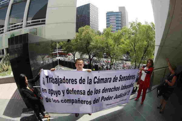 Trabajadores del Poder Judicial protestan ante la extinción de fideicomisos.