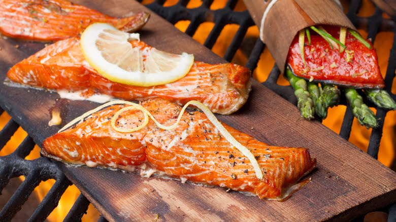 Salmon with lemon and asparagus