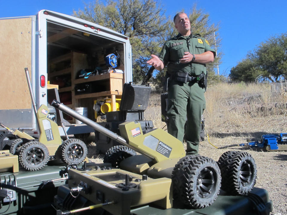 El agente de la Patrulla Fronteriza de Estados Unidos Kevin Hecht, experto en túneles, muestra la más reciente arma de la agencia en la guerra contra las drogas, tres robots equipados con cámaras inalámbricas que permiten a los agentes fronterizos navegar de forma remota los túneles y sistemas de drenaje que los traficantes utilizan para contrabandear drogas, armas y personas a través de la frontera, durante una presentación en Nogales, Arizona, el martes, 14 de enero de 2014. (AP Foto/Brian Skoloff)