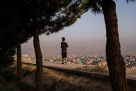 <p>Ein afghanischer Junge spaziert auf einer Mauer in Kabul. Letztes Jahr versprach US-Präsident Donald Trump, dass 16.000 US-amerikanische Soldaten auf unbegrenzte Zeit in dem Land bleiben würden, um das Wiedererstarken der Taliban zu verhindern. Bis heute kontrollieren sie Schätzungen zufolge fast die Hälfte des Landes. (Bild: Getty Images) </p>