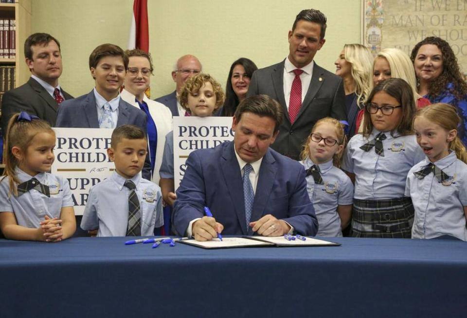 En marzo de 2022, el gobernador de la Florida, Ron DeSantis, firma el proyecto de ley de Derechos de los Padres en la Educación en la escuela Classical Preparatory, en Shady Hills, Florida.