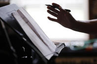 En esta foto del 22 de mayo de 2020, la enfermera Megan Palmer escribe una canción durante una sesión de composición con su colega Anna Henderson en la casa de Henderson, en Ashland City, Tennessee. (AP Foto/Mark Humphrey)