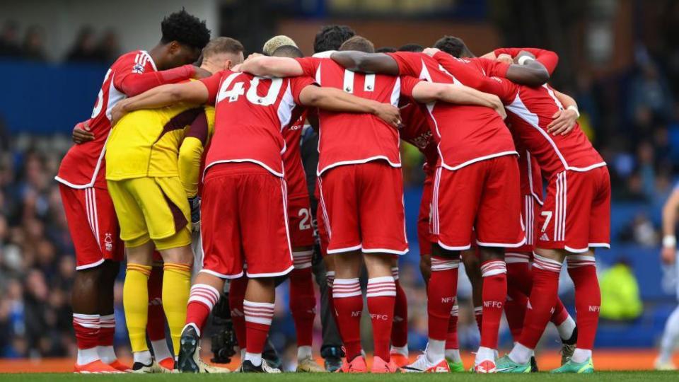 Forest players huddling ahead of kick-off 