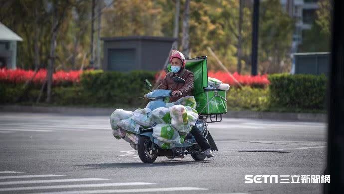 （上圖）上海目前最吃緊的就是外賣、外送人力；（下圖）台商表示，因為當地配送困難，所以公司透過關係找人幫忙發放物資。（圖／李信儀授權提供）