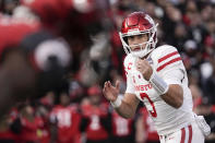 Houston quarterback Clayton Tune (3) prepares to receive the ball during the first half of the American Athletic Conference championship NCAA college football game against Cincinnati Saturday, Dec. 4, 2021, in Cincinnati. (AP Photo/Jeff Dean)