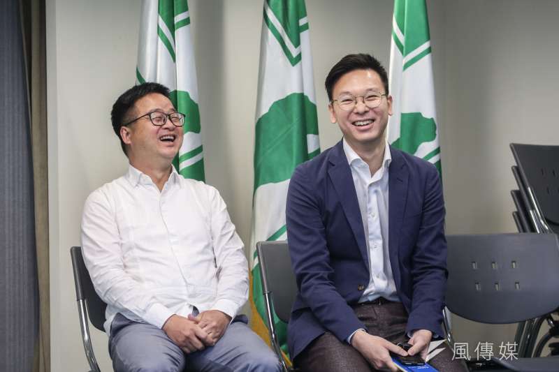 20200115-民進黨秘書長羅文嘉（左）、副秘書長林飛帆（右）15日舉辦民進黨中常會會後記者會。（簡必丞攝）