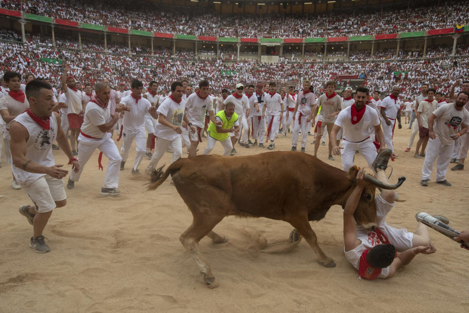 Lebensmüde Mutprobe: Beim traditionellen Stiertreiben in Pamplona hat sich ein Mann einem Stier in den Weg gestellt. (Foto: Pablo Blazquez Dominguez/Getty Images)